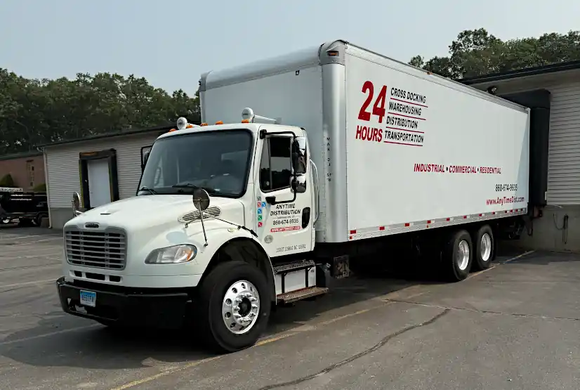 28' Box Truck 3 axle 52,000 lbs GVWR (30,000 lbs Payload Capacity) 12-14 Pallets Space